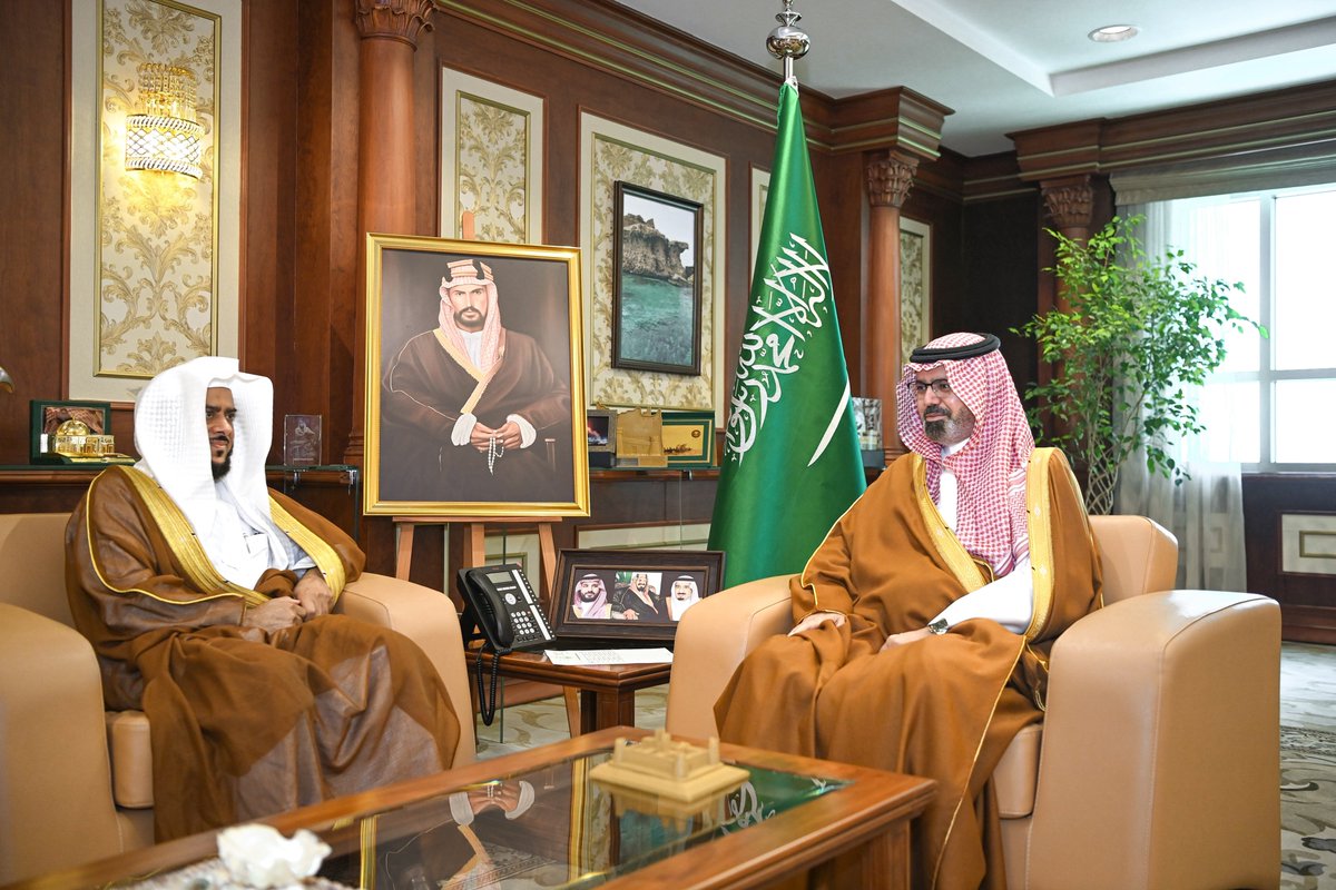 jazangov's tweet photo. سمو نائب أمير منطقة جازان
#ناصر_بن_محمد
يستقبل فضيلة رئيس محكمة الاستئناف بالمنطقة الشيخ خالد معافى، يرافقه عدد من قضاة الاستئناف، ومدير عام فرع وزارة العدل بالمنطقة عبدالكريم الصميلي. https://t.co/7HosPy3anq