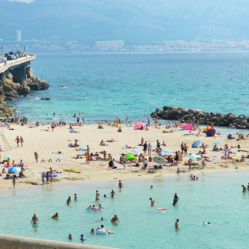 marseille's tweet photo. 🚬❌💦 À Marseille, toutes les plages sont sans tabac.

Cette mesure vise à protéger la santé des non-fumeurs et à limiter la pollution liée aux mégots et aux résidus de tabac. 

https://t.co/verzVwHrry https://t.co/UBTAX9s0jF