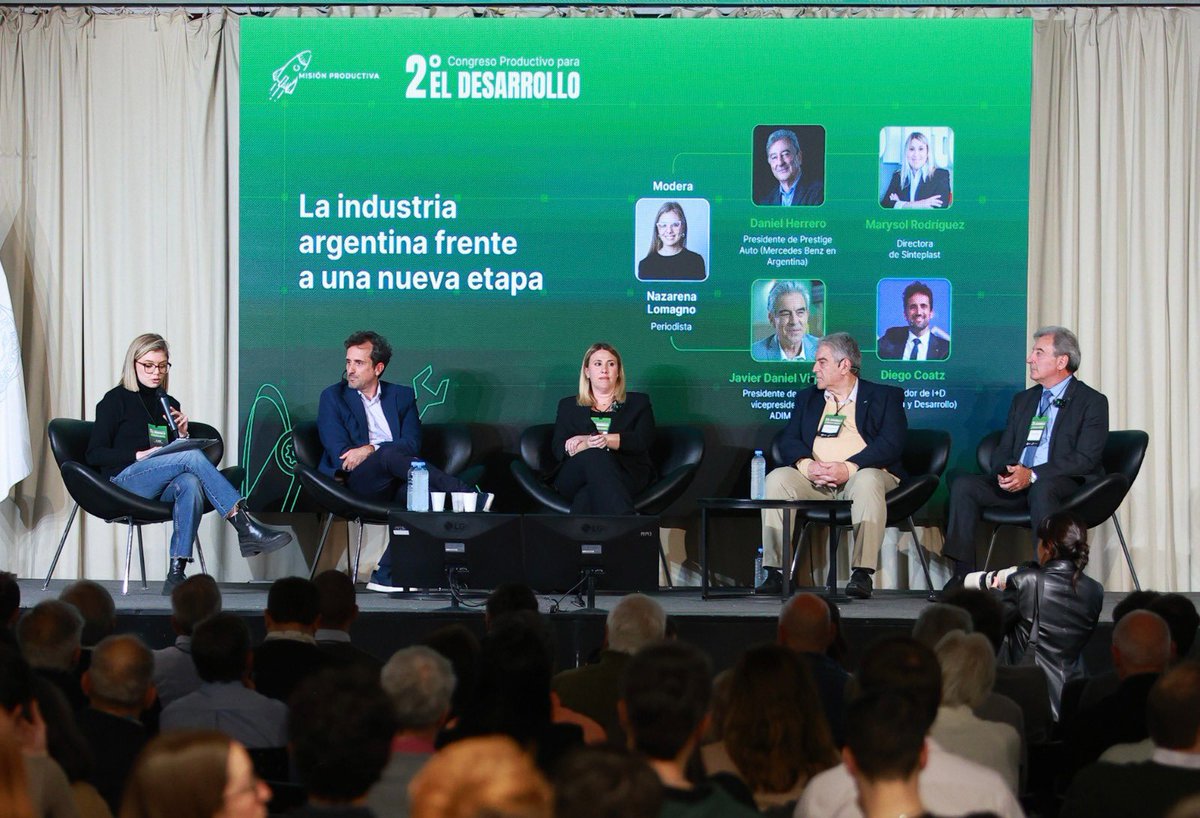 NazaLomagno's tweet photo. Increíble evento el de @MisionRevista en la Facultad de Ciencias Económicas! +1000 personas escuchando y debatiendo un futuro industrial con valor agregado, coordinado estratégicamente con los sectores extractivistas y con empleo de calidad.

¡GRACIAS por la convocatoria! https://t.co/Ehd5qFqMWR