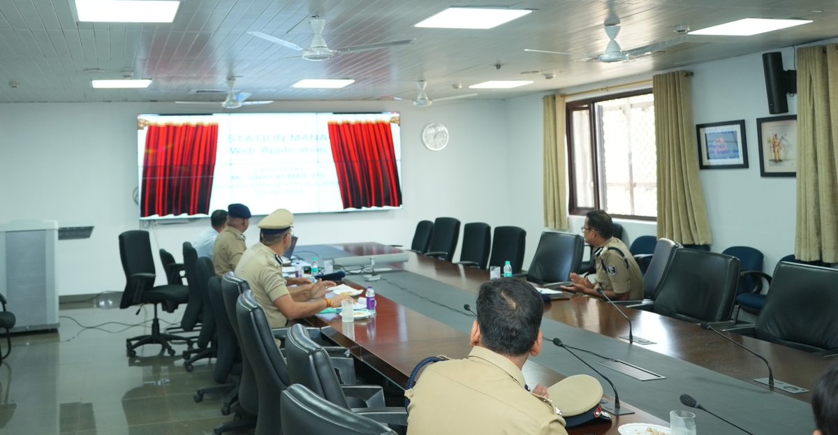 bihar_police's tweet photo. आज दिनांक 03.06.2026 को बिहार पुलिस मुख्यालय के कॉन्फ्रेंस हॉल में PSM (POLICE STATION MANAGEMENT) Application का शुभारंभ श्री विनय कुमार, पुलिस महानिदेशक, बिहार के द्वारा किया गया। (1/4)
.
.
#BiharPolice #Bihar https://t.co/SGj1YgcAm8