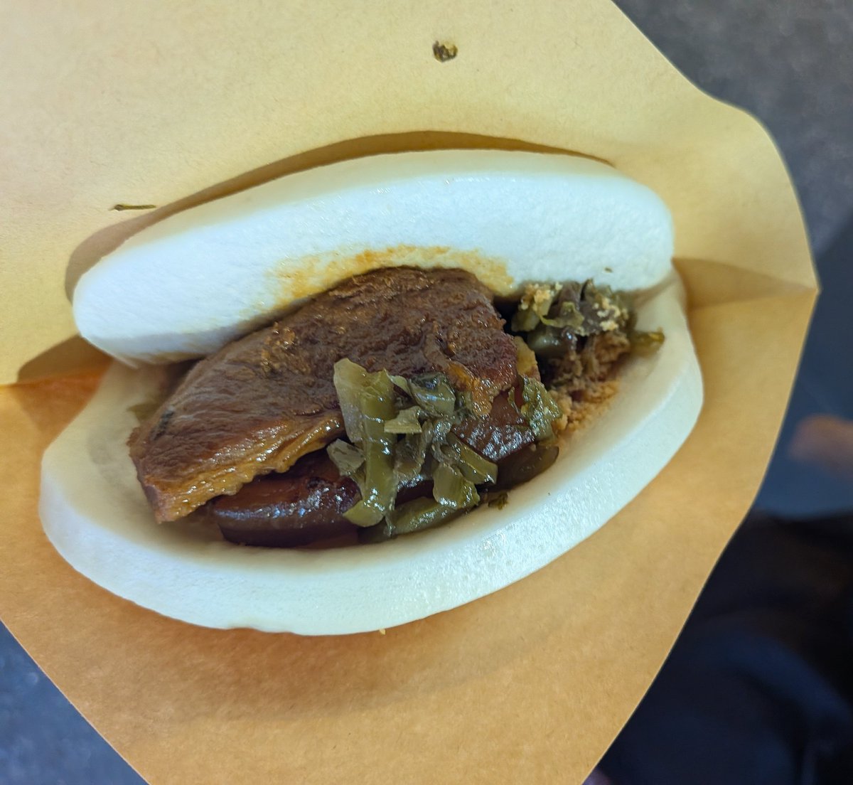 solaiyu's tweet photo. 台湾4日目
松山にある2番目にでかい夜市で食ってきました！
1枚目：ロージャーモー
美味かった、辛さ控えめにしたのにカレーの辛口くらいあってウケる
2枚目：グゥアパオ
見た目くそ美味そうなのに、台湾来た中でいちばん不味くてゲロ吐くかと思った。 https://t.co/WS2GTCjlet