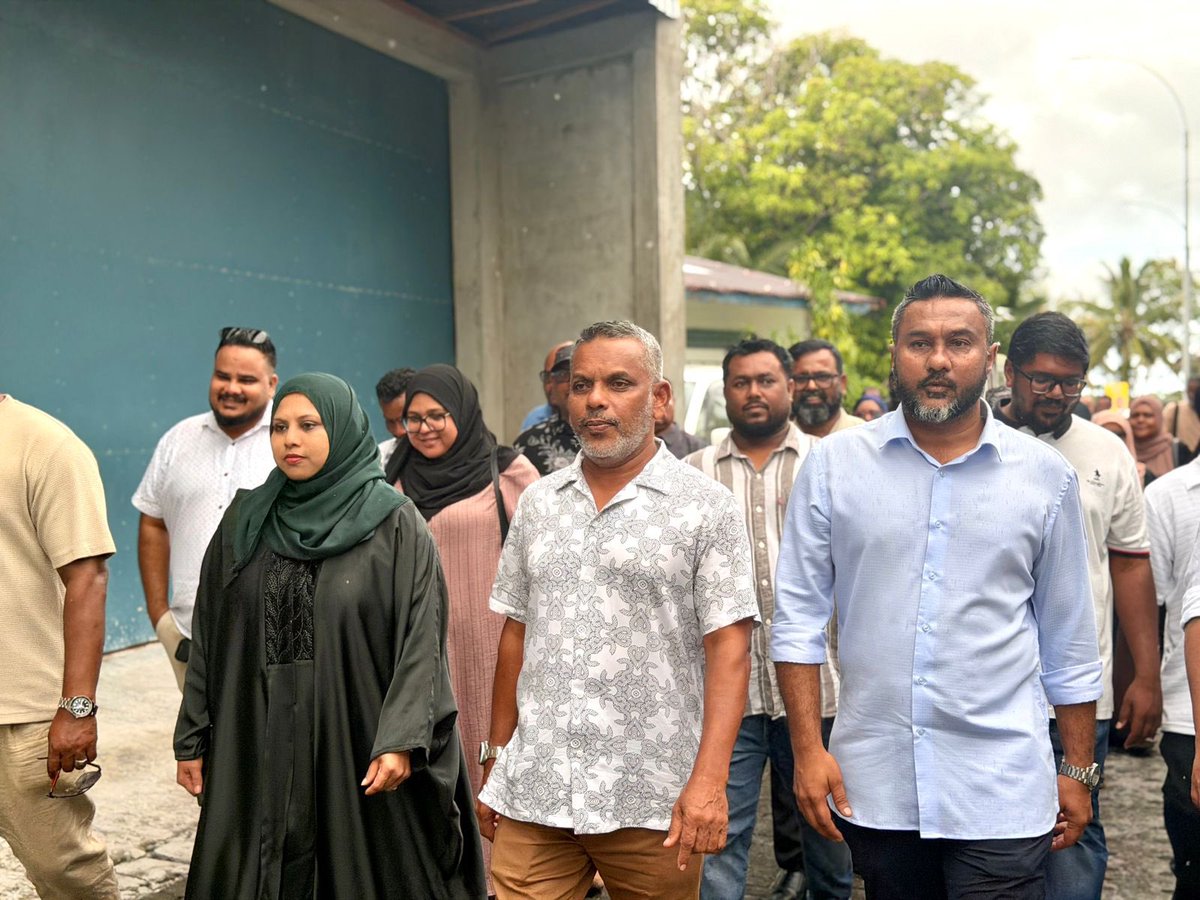 auphxx's tweet photo. 📍އަައްޑޫ ހިތަދޫ އުތުރު  ދާއިރާ

ކޮންގްރެސް ޕާޓީގެ ލީޑަރޝިޕްގެ ބޭފުޅުންނާއި އައްޑޫ ސިޓީ ހިތަދޫ އުތުރު ދާއިރާގެ ކެންޑިޑޭޓް އަޙްމަދު ސަޢީދު، އެ ދާއިރާގެ ރައްޔިތުންގެ އަރިހަށް ދޮރުންދޮރަށް .!!

#CandidateNo1
#VoteSoda 
#DhiveheengeRaajje https://t.co/BcJJBsZyx1