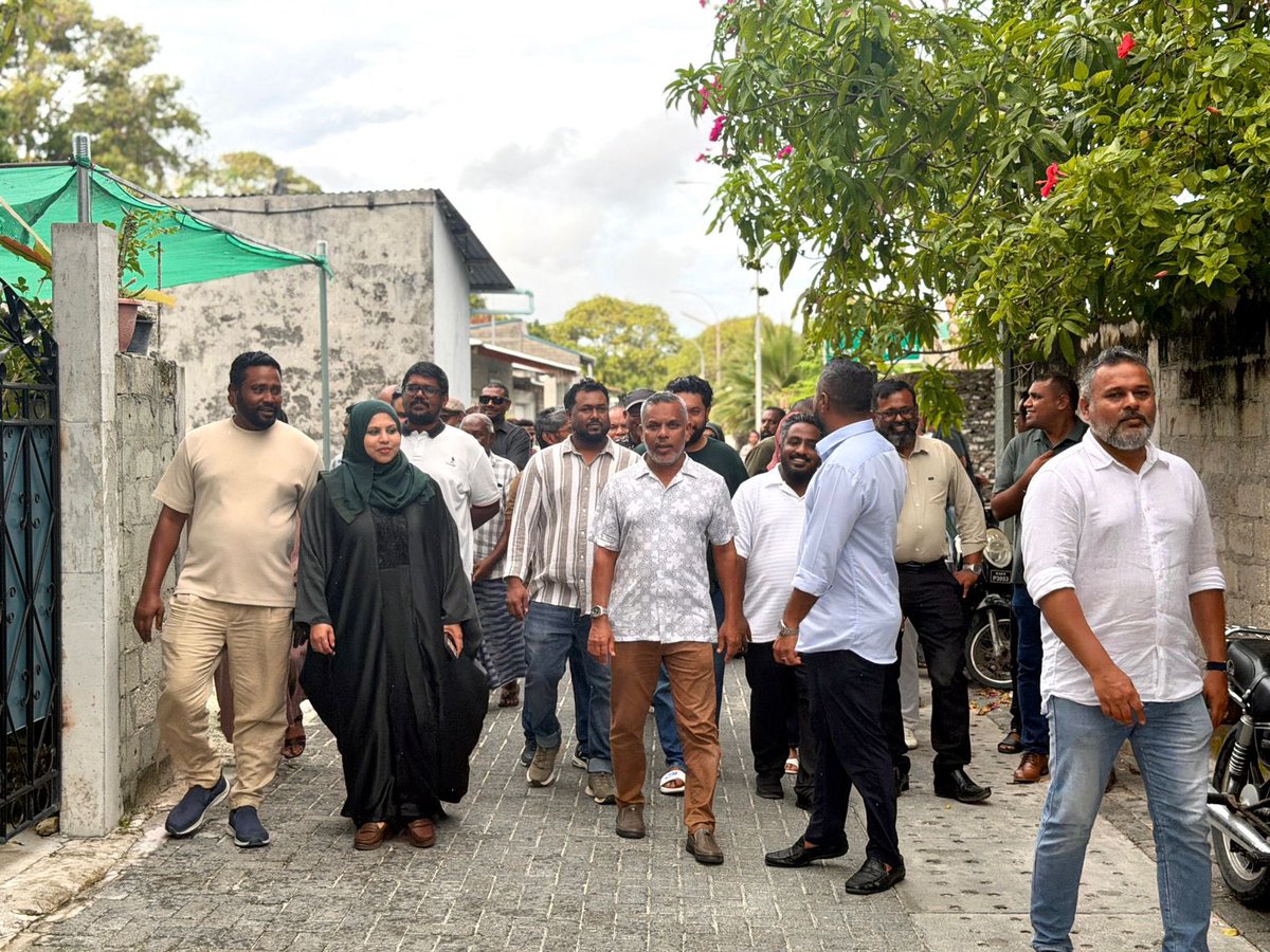 auphxx's tweet photo. 📍އަައްޑޫ ހިތަދޫ އުތުރު  ދާއިރާ

ކޮންގްރެސް ޕާޓީގެ ލީޑަރޝިޕްގެ ބޭފުޅުންނާއި އައްޑޫ ސިޓީ ހިތަދޫ އުތުރު ދާއިރާގެ ކެންޑިޑޭޓް އަޙްމަދު ސަޢީދު، އެ ދާއިރާގެ ރައްޔިތުންގެ އަރިހަށް ދޮރުންދޮރަށް .!!

#CandidateNo1
#VoteSoda 
#DhiveheengeRaajje https://t.co/BcJJBsZyx1