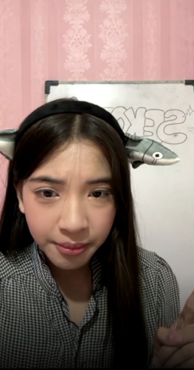 Cariserra_'s tweet photo. Kata gweh buruan masuk live nya, yang telat enggak diabsen sama bu guru caca! 

https://t.co/GuKczq3yUU https://t.co/kwKMsdxQqt