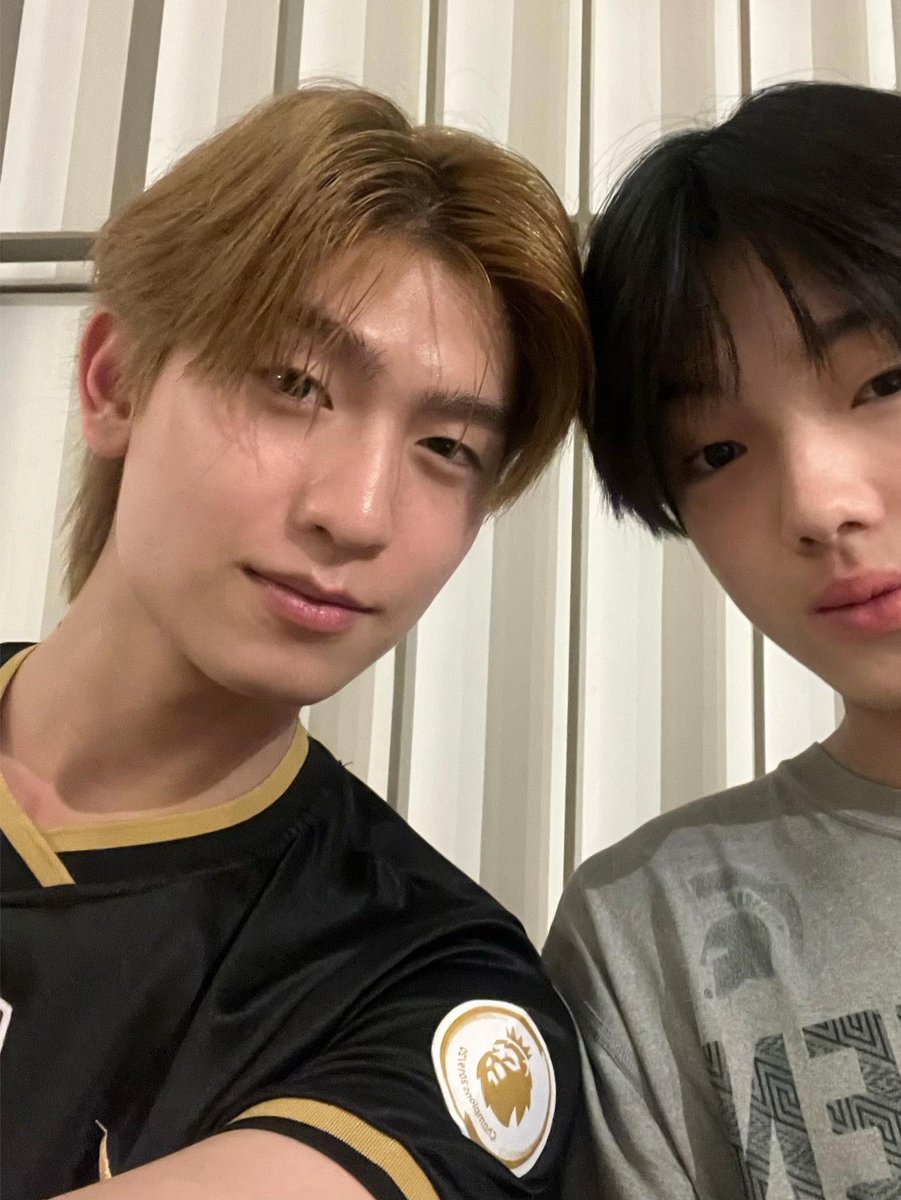 jezisss's tweet photo. รู้สึกว่าพี่โทดูเป็นพี่ฝรั่งมาตั้งแต่ตอนผมดำแลวแต่พอย้อมจิงจิงแลว ก้อพิ่ฝรั่งจิงจิงแหละ 😭🤟🏻 ยิ่งผมสีนี้คือม๋าโกลเด้นทิ่จิงจัย . https://t.co/cfYqNDyQ4K