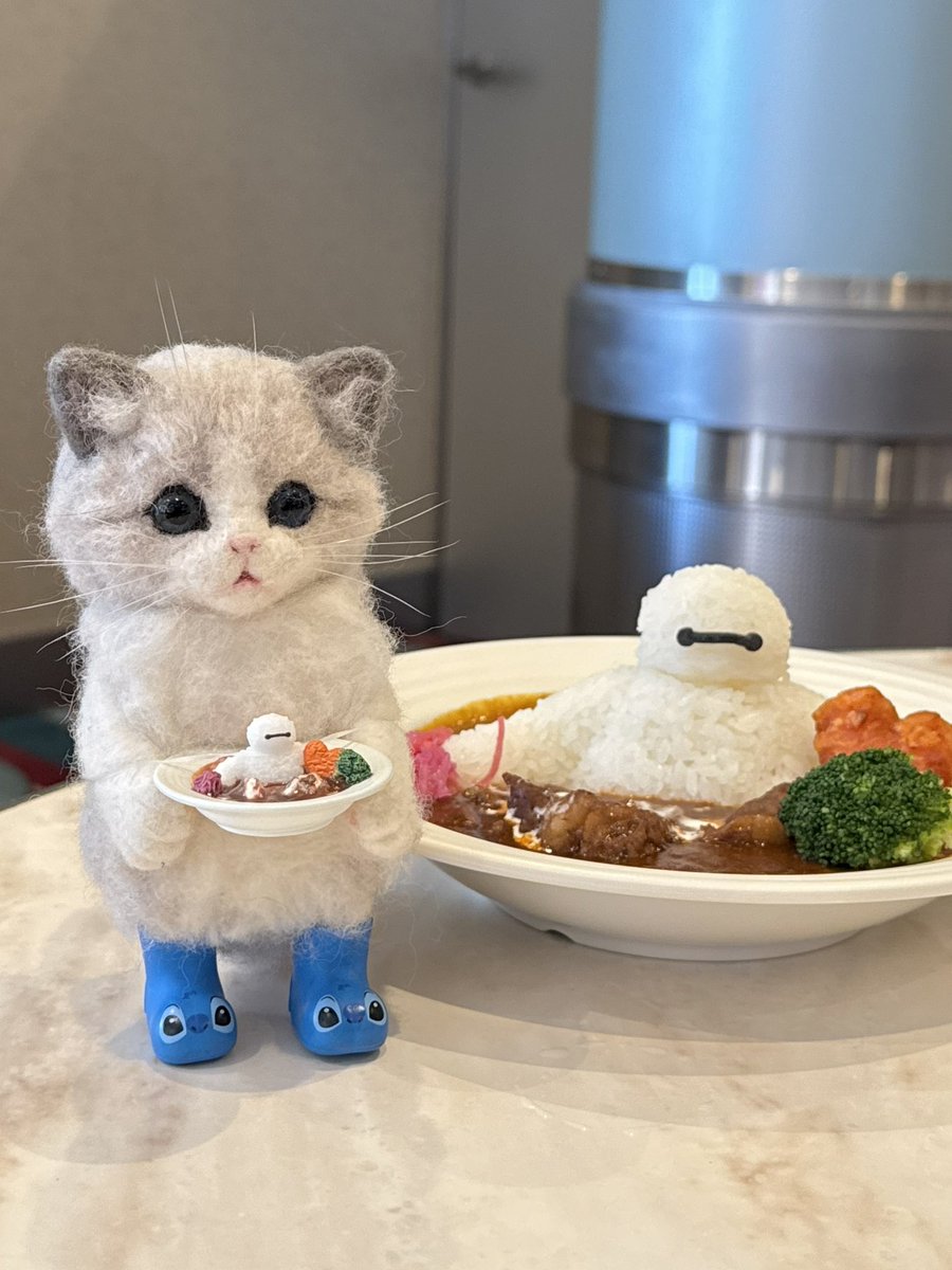ベイマックスのマグネットと、本物のベイマックスカレーがそっくり