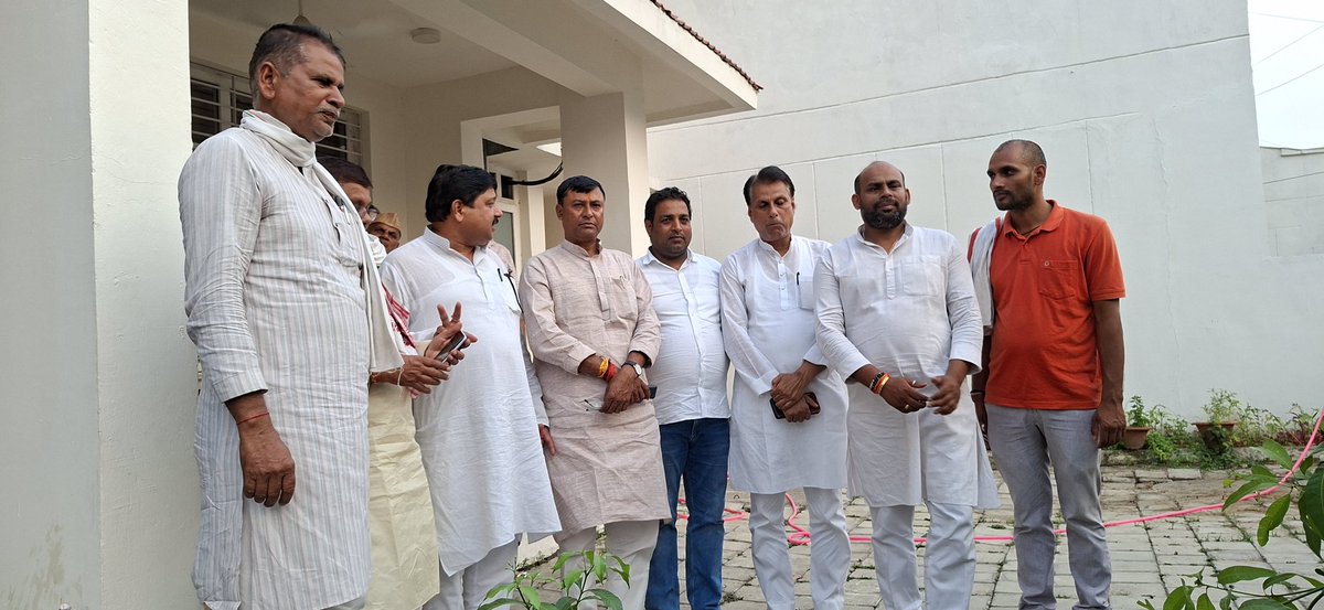 PappuVermaRLSP's tweet photo. आज मेरे अवास पर आए सभी कार्यकर्ताओं को स्नेह आशीर्वाद लिया https://t.co/ZDpPDLsjbO