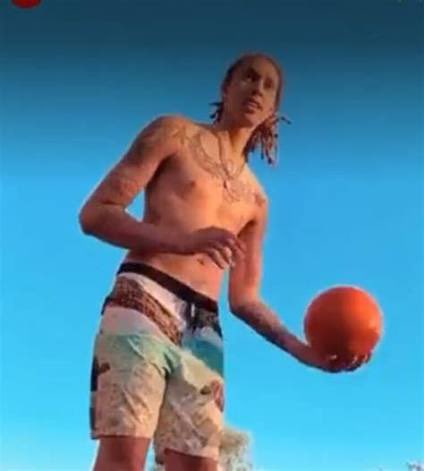 tradmax's tweet photo. @CzechRazor69 Can’t a nigga just ball out on some hoez? Y u snitchin cuh https://t.co/kG9cCv9Ooi