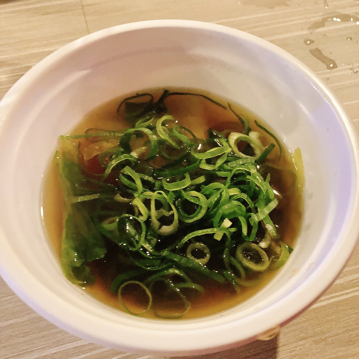 ha_ne's tweet photo. 避雷さん「この3回目のお出汁だけでと飲んでください。僕はこれこそがホンモノのソフトバレエ鍋だと思うんですよ」

ネギバカ教信者の私はネギを追加したのです…

＿人人人人人人人人人＿
＞　 美味しすぎん？　 ＜
￣Y^Y^Y^Y^Y^Y^Y^Y￣

 #ソフトバレエ鍋 https://t.co/Wq9gLWWO2D