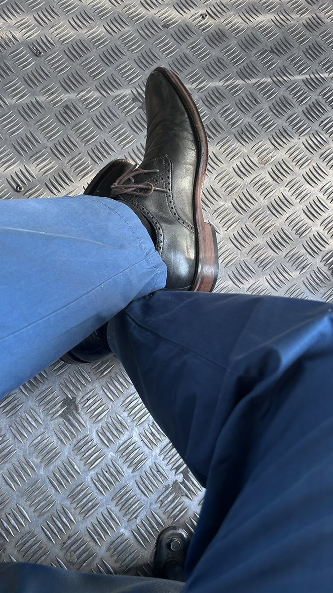 SirLeatherBoot's tweet photo. Hoy tocó zapato casual, se siente bien en estos también. https://t.co/XNEyAbWAKr