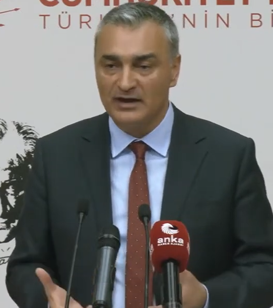 etkilihaberyeni's tweet photo. Kılıçdaroğlu yönetimi sözcüsü Müslim Sarı:

"CHP'nin bile oyları AKP'yi yenmeye yetmiyorken, ittifaklar kurmamız gerekirken partinin bölünmesini istemeyiz." https://t.co/tgCbAYSMUk