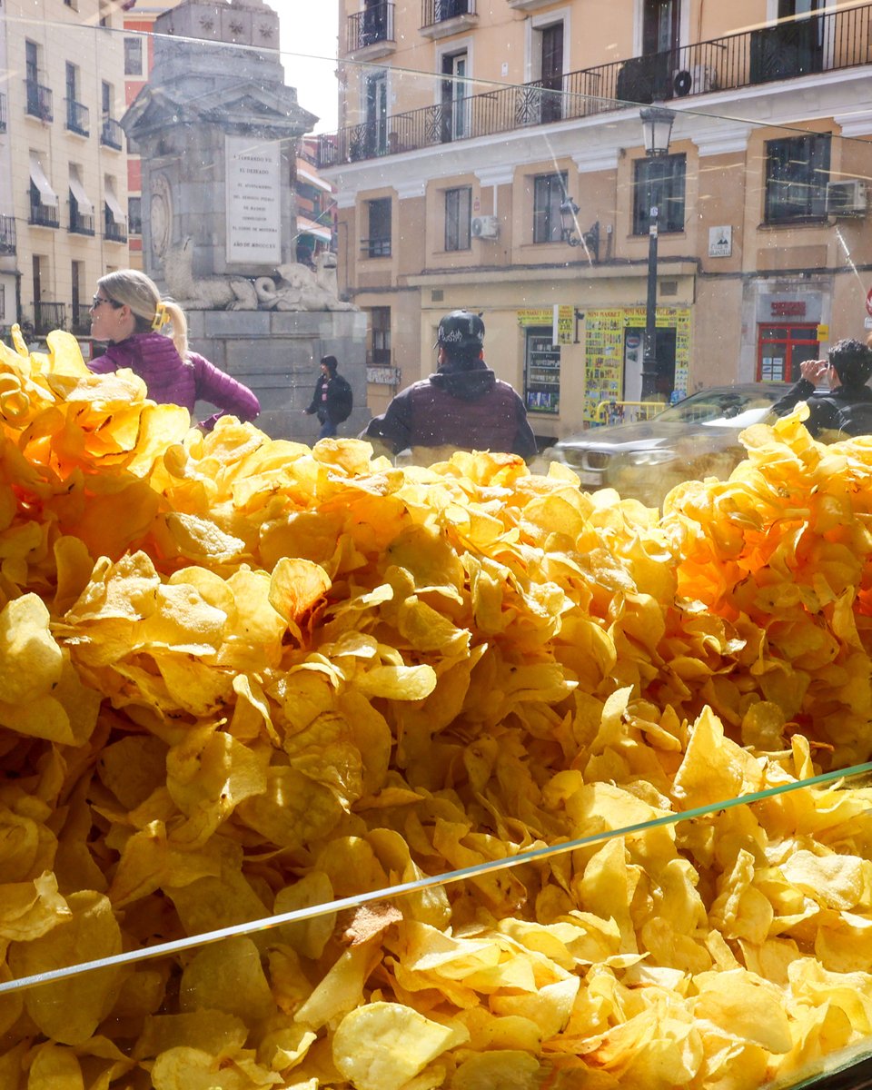 CBackstreets's tweet photo. Where can you order a warm bag of freshly cut and fried, perfectly salted crisps by the quarter-kilo? Hint: it’s one of the cities we cover in our tours! https://t.co/avDHm569Xr