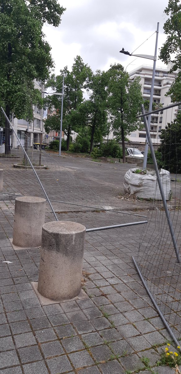 ParvisLagny's tweet photo. #ParvisLagny @montreuil
Vrillées, découpées, déglinguées.
Plus une grille debout sur ce spot d'entrée sur la ville, ignoble et dangereux. Conséquence logique de l'absence de gestion totale de ce site depuis 12 ans sous les fières mandatures de son maire @PatriceBessac https://t.co/EY7ojCxUFd