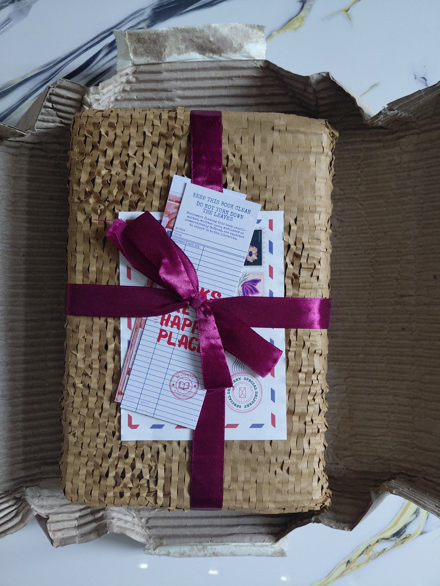 KawananPenembak's tweet photo. Independent bookstore kenapa lebih niat ya packagingnya? Padahal harganya lebih murah dari mereka https://t.co/YHHNccoASt