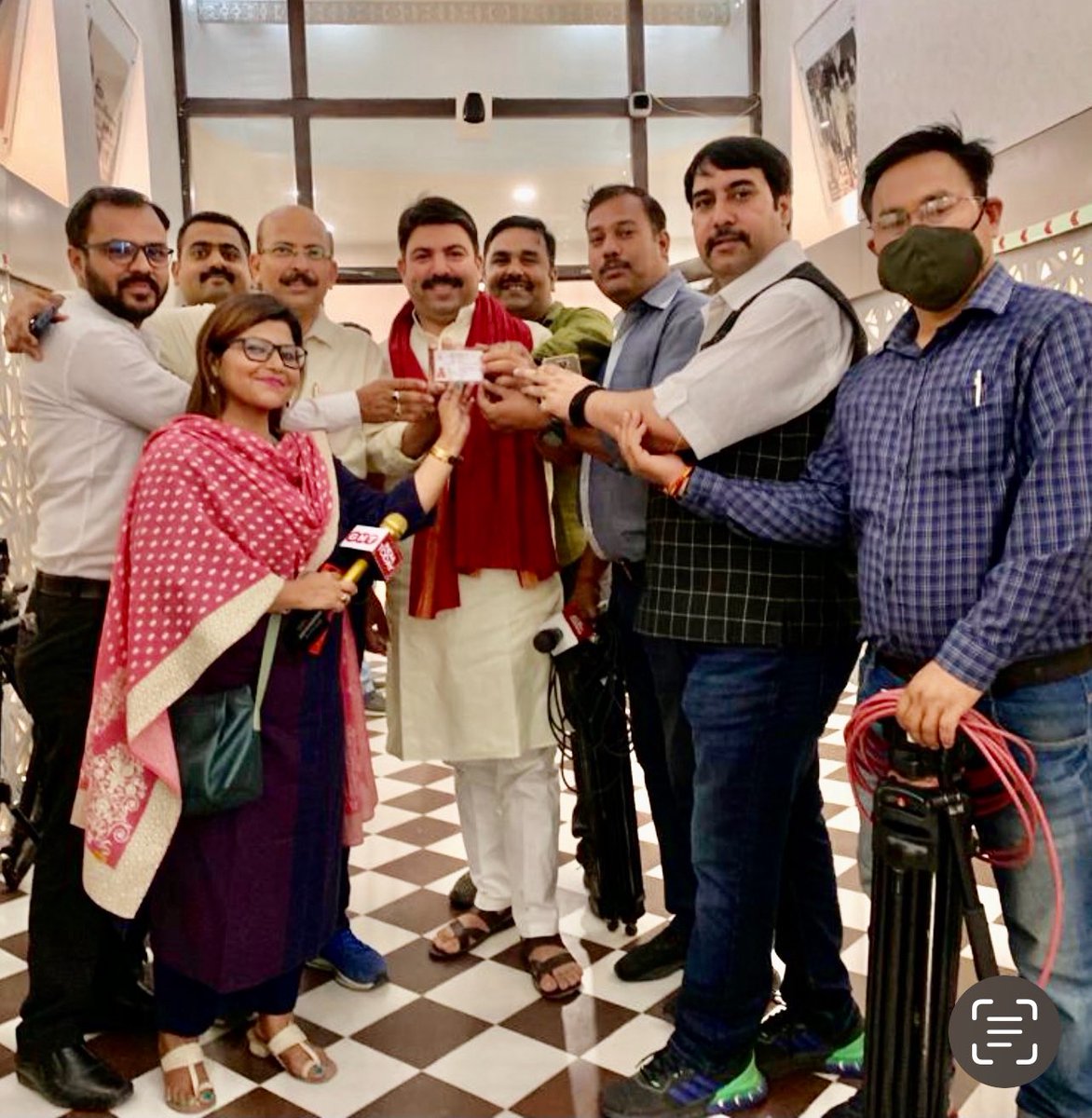 senshilpi's tweet photo. हर वक़्त अपने क्षेत्र के कार्य और उसके बाहर भी लोगों की मदद के लिए तत्पर रहने वाले देवरिया के लोकप्रिय विधायक @shalabhmani जी को जन्मदिन की शुभकामनाएं💐🎂आने वाला हर दिन शुभ और सार्थक हो।जनसेवा का जज़्बा बरकरार रहे 
(पहले दिन विधानसभा में प्रवेश की यादगार तस्वीर)
@gyanu999 https://t.co/hmQ4hb7zD7