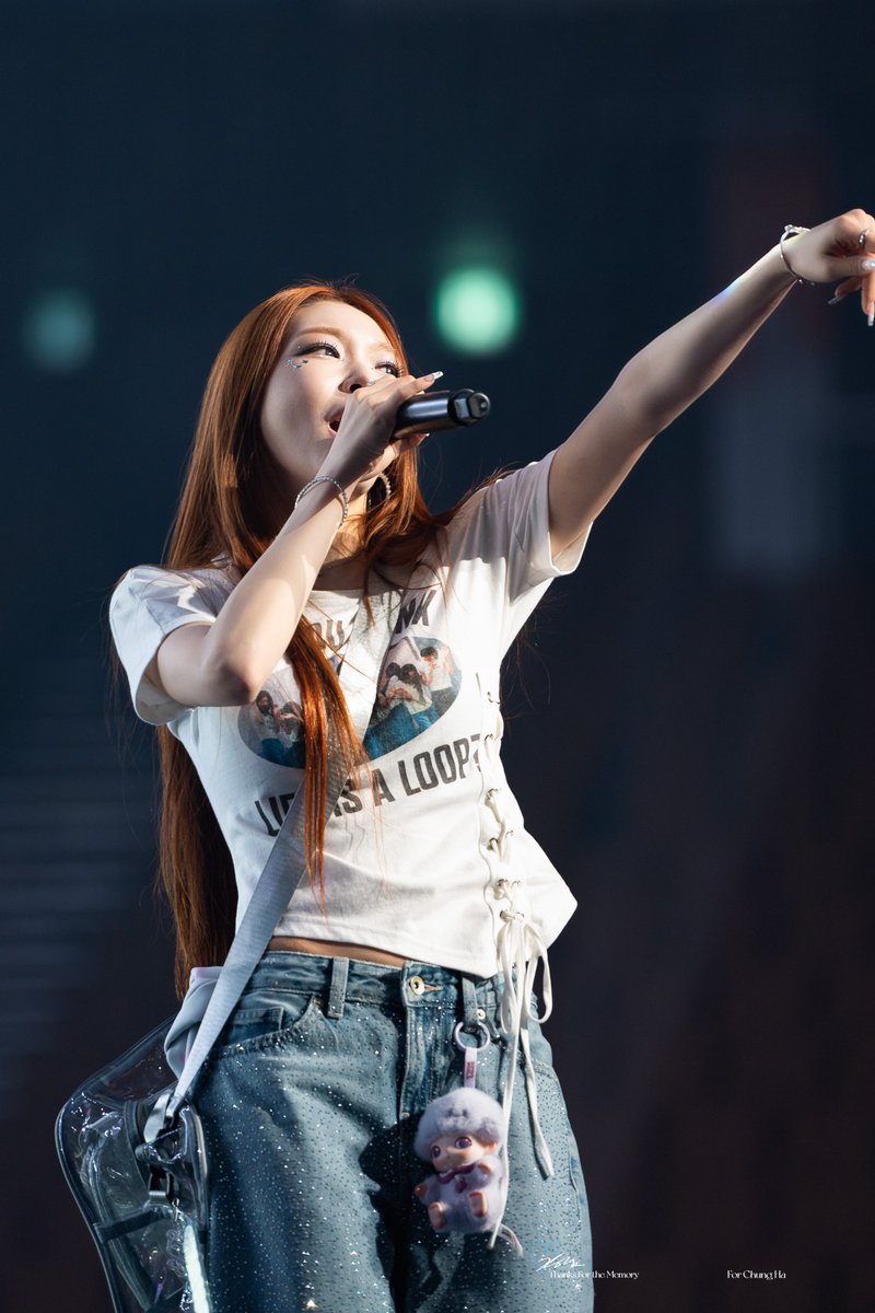 Chungrim0209's tweet photo. 260531 I.O.I 콘서트 LOOP 막콘    

😆🎤

#청하 #김청하 #CHUNGHA 
#IOI #아이오아이 #LOOP https://t.co/LdScF6QdtB