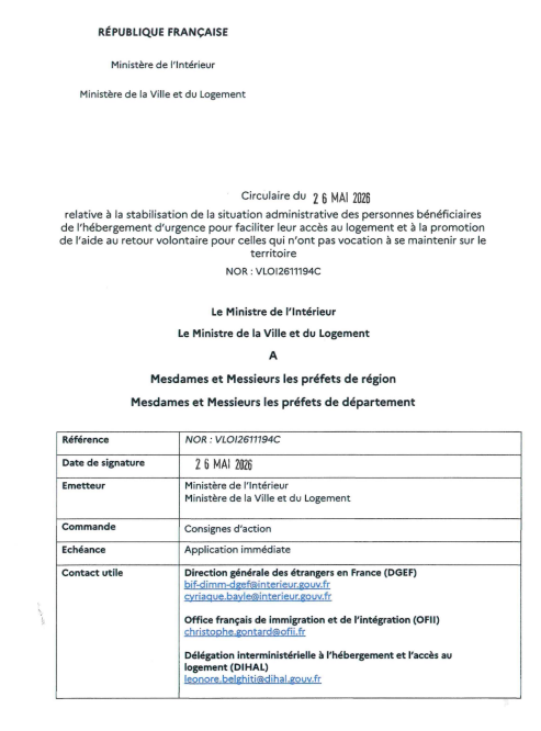vincent_thiery's tweet photo. Ils l'écrivent noir sur blanc.
Circulaire du 26 mai 2026, signée Nunez et Jeanbrun. Lisez bien le raisonnement, parce qu'il est proprement vertigineux.
Point de départ : l'hébergement d'urgence est saturé. 16 860 personnes refusées chaque semaine en 2025, dont 1 162 enfants de moins de 3 ans. Construire plus de places ? Exclu d'emblée, "maîtrise budgétaire". Il faut donc faire tourner le parc plus vite, libérer des lits.
Et comment libère-t-on un lit ? En poussant l'occupant vers le logement social. Mais pour le logement social, il faut des papiers.
Donc l'État en arrive à cette conclusion, écrite dans le texte : puisqu'il n'y a plus de place, régularisons.
Mesurez bien ce renversement. La pénurie de logement n'est plus un problème que l'État cherche à résoudre. Elle devient l'argument qui justifie d'accélérer la régularisation. Plus il manque de lits, plus on régularise vite pour les libérer. La saturation ne freine pas l'installation des étrangers : elle la précipite.
Le reste de la circulaire n'est que l'exécution de cette logique. Examen "prioritaire" des étrangers en métier en tension. Carte de résident en trois mois pour les réfugiés. Vigilance pour qu'aucun titre ne tombe. Des consignes fermes, un calendrier, des comptes à rendre chaque mois.
Et pour ceux qui doivent partir, les clandestins sous OQTF ? Un chèque de 150 à 1 200 euros et des brochures dans les foyers. Aucune contrainte, aucun objectif. On régularise sur ordre, on éloigne sur suggestion.
Voilà la France de Macron. Un pays qui se déclare trop pauvre pour loger ses propres enfants à la rue, mais qui transforme cette misère en machine à délivrer des titres de séjour. La pénurie organisée devient le moteur de la submersion.
Nous portons l'inverse, sans détour. Préférence nationale. Remigration de ceux qui doivent partir. Le toit aux nôtres avant tout.
Une circulaire suffit à organiser la submersion.
Il faudra une volonté politique pour y mettre fin.