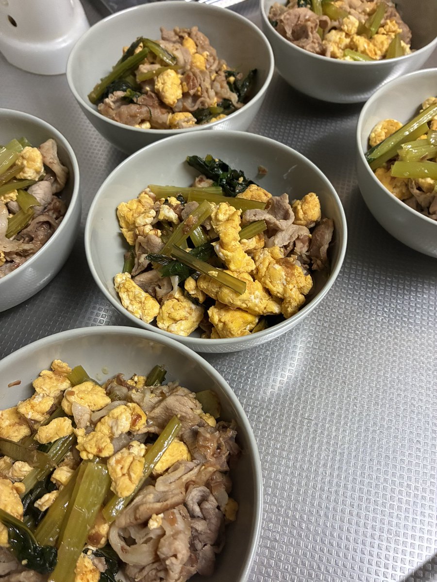32sideky's tweet photo. 明日のごはん。
豚肉と小松菜の和風おかかポン酢卵炒めとかいうやつ。 https://t.co/sHIUoPqDZE