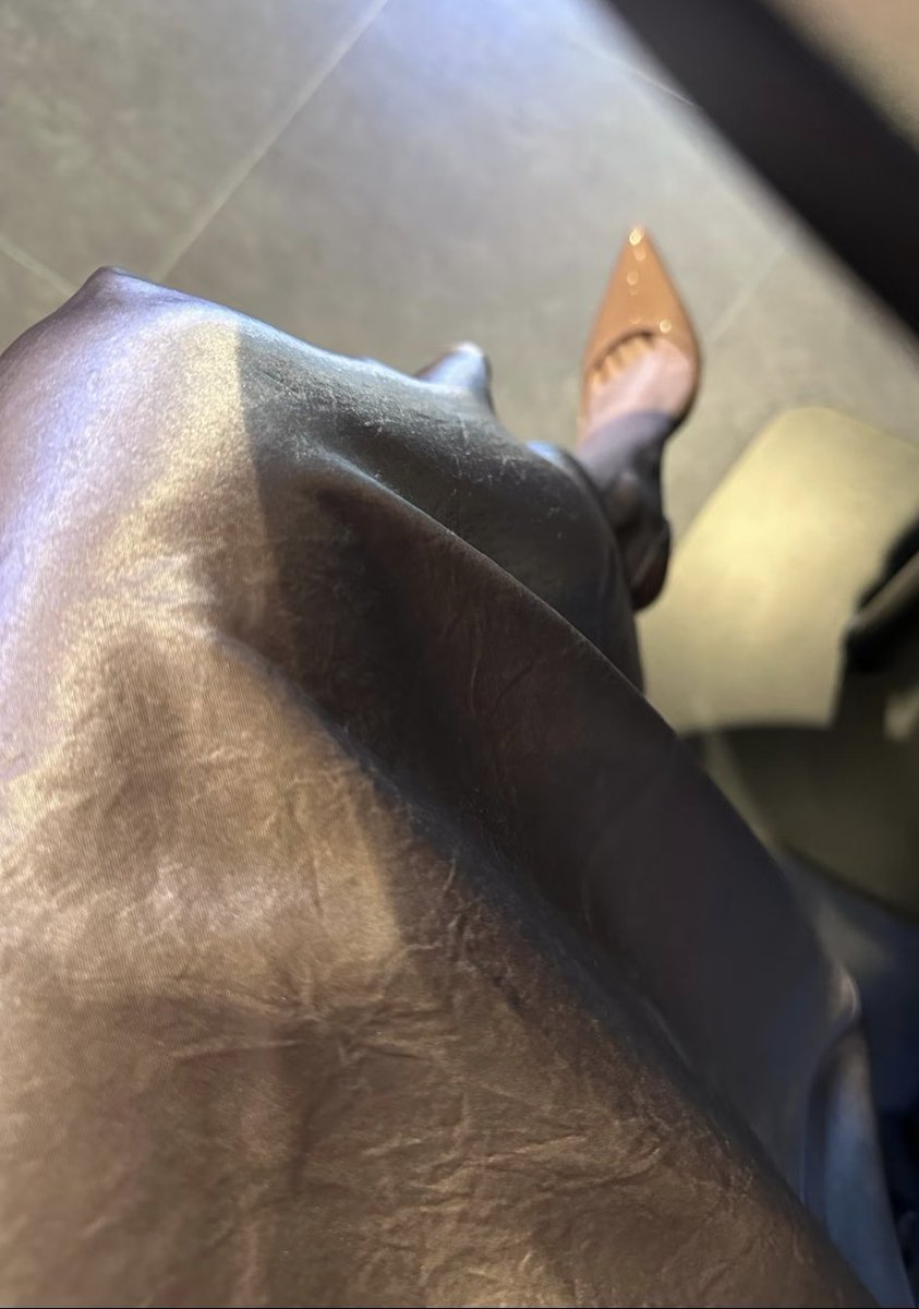 YZMNS1's tweet photo. 今天这件裙子手感特别棒，搭配高跟鞋裸色系，同事说有种少妇的味道，我感觉露趾缝才是点睛之笔，如果鞋子全包看起来应该就不是少妇韵味而是老气了。 https://t.co/Qkv7LGU32A