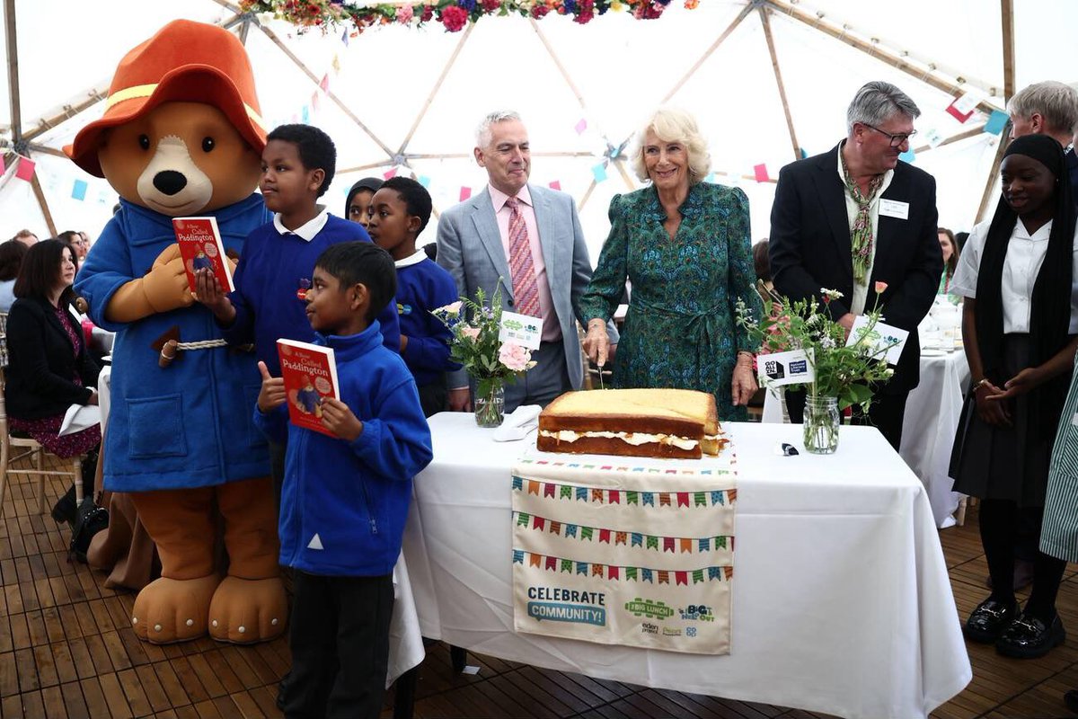 implmaterial's tweet photo. 📚 🍽️ During the National Year of Reading, Queen Camilla, as Royal Patron of both the National Literacy Trust & The Big Lunch Initiative, joined volunteers from across the United Kingdom at the British Library to celebrate the power of sharing stories and food to bring communities together. 

The Queen visited the ‘deep dark woods’ section of the British Library’s ‘Fairy Tales’ Family Exhibition to explore items related to the heroes & villains from magical tales, including ‘Little Red Riding Hood’. The Queen also observed a dress-up and storytelling activity rooted in how sharing stories can reflect the values of the changing world & connect people to the things they care about.

Afterwards, Her Majesty proceeded to the Library’s Piazza & met approximately 150 youth, community & corporate volunteers taking part in The Big Lunch.
