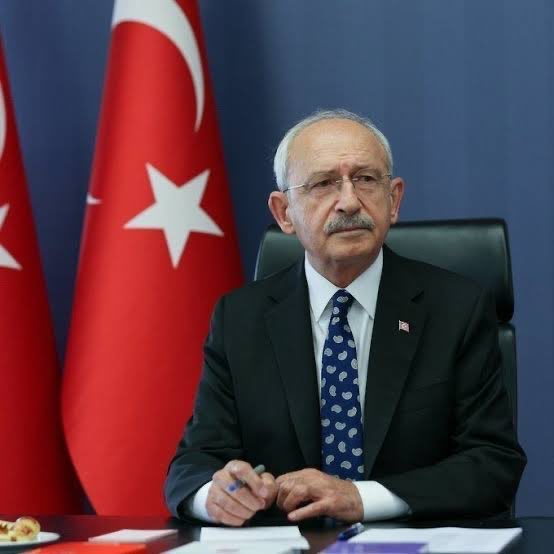 thhsynkrgz's tweet photo. Kemal Kılıçdaroğlu;

- O villaları kim nasıl almış, onların hepsini tek tek sıralayacağım. Bir süre sonra herkes kimin ne olduğunu anlar, maskeleri düşer. Bu kişilerin partiden atılmasını sağlayacağım
 - Zenginleşmesinin kaynağını açıklayamadığı için muhasebe ofisini yakan bir insandan söz ediyorum. Neden yanar bir şirketin muhasebe ofisi? Kirli paranın kaynağını açıklamayacağı için…

- Partiden bir şirkete tam 700 milyon lira vermişler. Özgür Bey’e soracağım bu parayı niye verdin diye…
 - Beni Erdoğan ile diyalog kurmakla suçluyor. Oysa Bülent Arınç üzerinden diyalog kurmaya çalışan kendisiydi. Ben çıkıp müzakere değil, mücadele lazım demedim mi?

/ Muharrem Sarıkaya