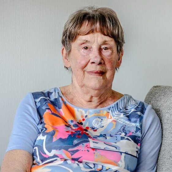 Cultination1's tweet photo. 🇧🇪🧑‍🦳🧒Cette femme de 80 ans a été agressée sexuellement par un ENFANT de 12 ans alors qu’elle se rendait faire ses courses.

Le vendredi 11 avril 2025 à Ostende (Belgique), Esther Masschaele, 80 ans, a été victime d’une AGRESSION d’une extrême violence alors qu’elle se rendait faire ses courses. Un garçon âgé de seulement 12 ou 13 ans l’a jetée au sol, lui a VIOLEMMENT cogné la tête contre le trottoir et a tenté de la déshabiller. 

L’adolescent a baissé son pantalon et a essayé de l’AGRESSER SEXUELLEMENT. La victime a perdu connaissance et s’est retrouvée le pantalon aux chevilles lorsque des cyclistes sont arrivés et ont fait fuir l’agresseur.

Très choquée et humiliée, Esther a déclaré : « J’étais là, avec mon pantalon sur les chevilles, la tête ensanglantée, complètement confuse. ». L’agresseur a été interpellé puis libéré SOUS CONDITIONS par le juge de la jeunesse.
(RTL Info)