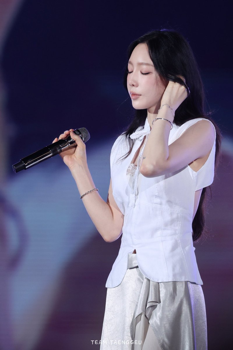 ayohelloitsMini's tweet photo. no, I'll never forget how they made her fly all the way to perform only being treated so unprofessional like this— we know how taeyeon is so perfectionist when it comes to audio system. and what even worse? not only one music festival, but TWO https://t.co/az6wW90D7j