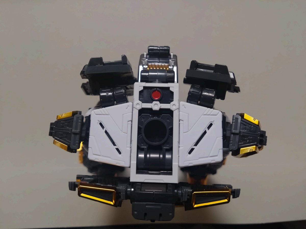YossMHWI's tweet photo. PGUνガンダム
5日目
脚部フレーム完成
腰部フレーム完成
脚、腰、胴ができたので、立てるようになった！
ようやくそれっぽくなってきやがったぜ😏

#ガンプラ https://t.co/TiZ7XFdZ3v