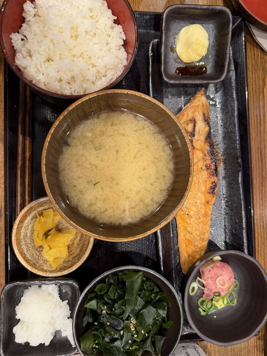 syarankoti's tweet photo. @rameeen0802 ワカメ1枚だけの時もありました🤣
朝定食で沢山入ってる時もあるし運なんですかねww
にしても魚が手軽に食えるのは最高です👍 https://t.co/12ONguYSyr