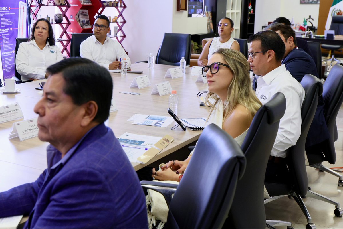 armentapuebla_'s tweet photo. ✈️ Sostuvimos una reunión de trabajo con Grupo Mundo Maya para revisar el proyecto de modernización del Aeropuerto Internacional de Puebla, que fortalecerá la conectividad y el desarrollo de nuestro estado. 🤝🏼✨ https://t.co/dTXEeZGeNo