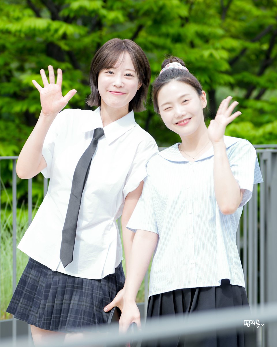 GOMMEONGJI's tweet photo. 교복 영지 &amp; 효정 https://t.co/nW3zkPnIKa