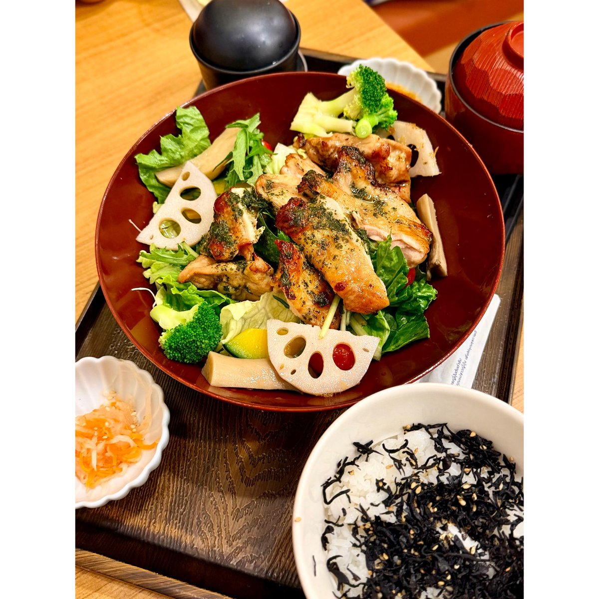 NATTYNAPBO's tweet photo. Charcoal grilled chicken salad with basil sauce 🥗 #nattynapboreview #foodreview #enjoyeating #healthyfood #yummytummy At Ootoya Bangkok Hospital https://t.co/QmznIA4H6f