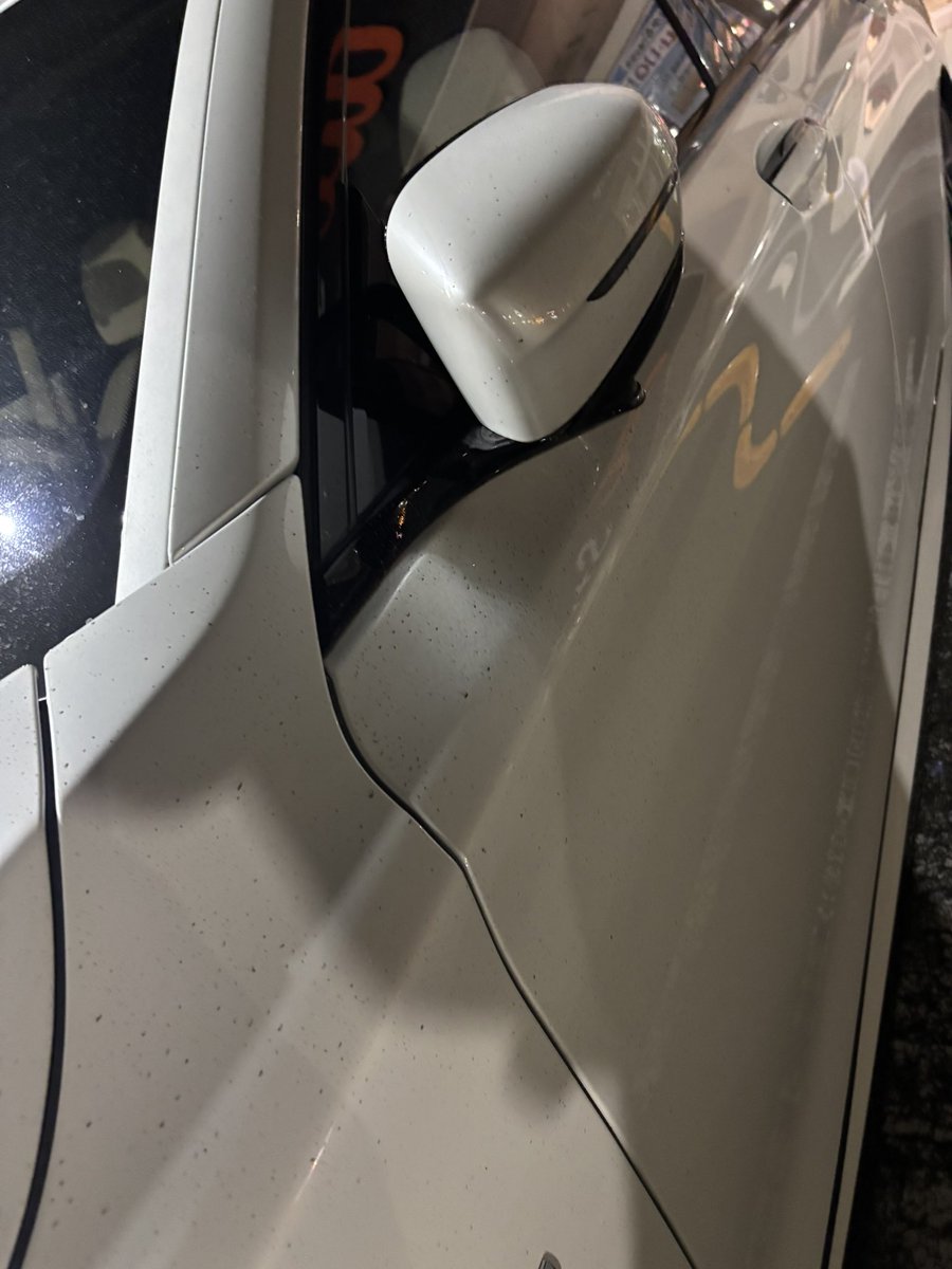 710s9's tweet photo. 洗車したてで汚れるん嫌やから昨日一昨日動かさんかったのに台風風強すぎてこれでまじ鬱 https://t.co/M3Mfxyf3or