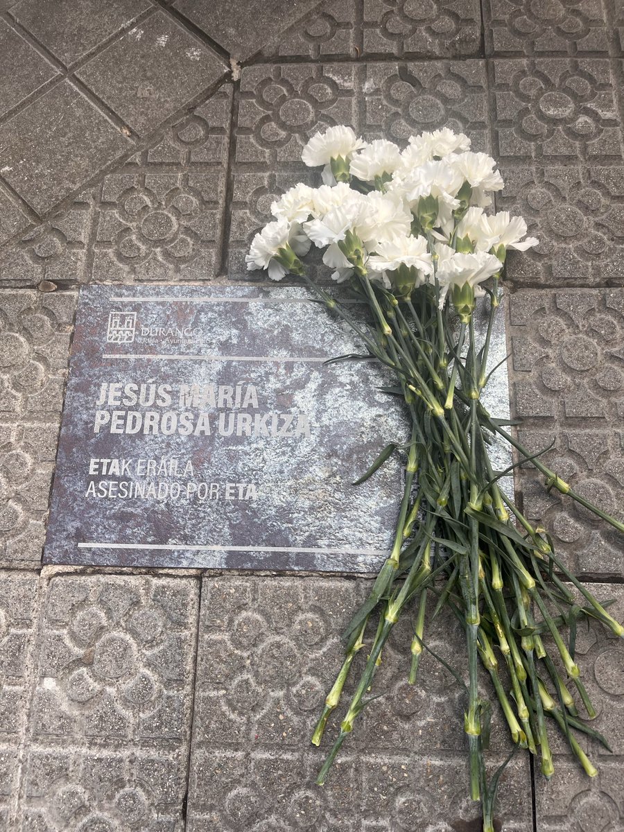 RaquelGlezDiez's tweet photo. Mañana se cumplirán 26 años del asesinato de nuestro compañero Jesús María Pedrosa

Hoy, una ofrenda floral honra su memoria y nos reafirma en el compromiso con la verdad, la justicia y la libertad https://t.co/UV3fkvA7ZX