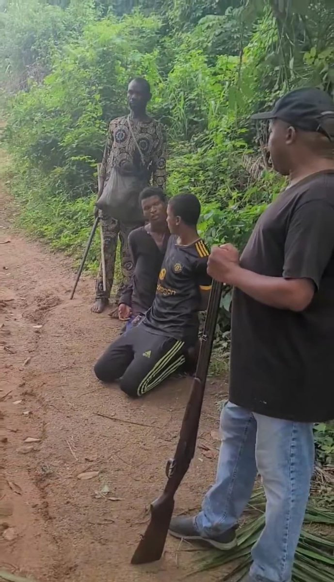 yabaleftonline's tweet photo. Suspected bändits and Manchester United fan caught in Imesi-ile, Osun State. https://t.co/QFF4bKb1D7