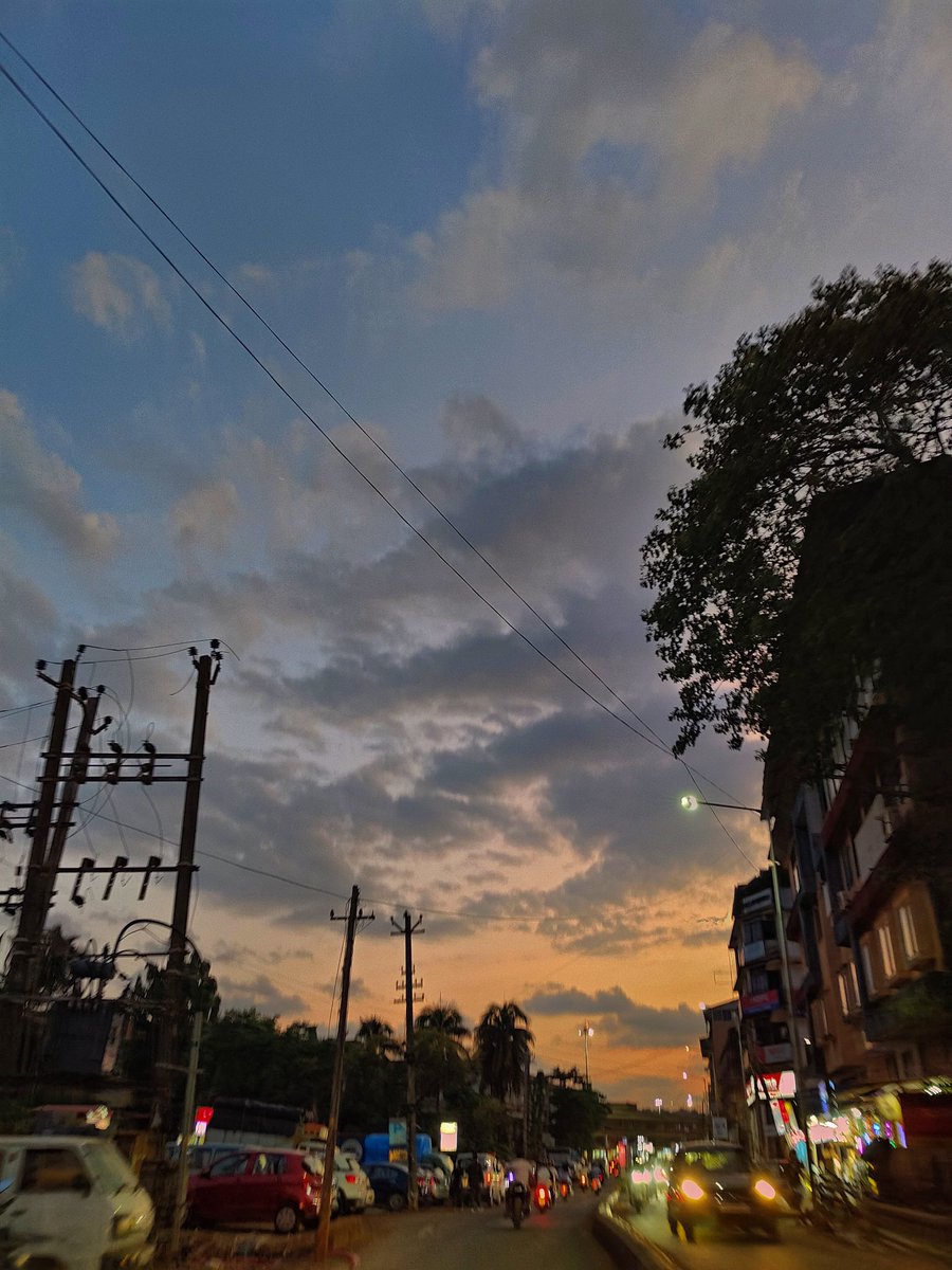 Veronicdsouza's tweet photo. Chasing the Sunset through the City Hustle...๐ต๐๐
Capturing the Golden Hour Sky High..
My Evening Vibe!๐
#StreetPhotography #CityVibe #Goa #Evening #ChasingSunset #GoldenHour https://t.co/yItBq7le6q