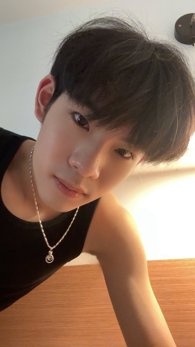yun_yun1749's tweet photo. 你們在宿舍會穿無袖嗎？
我還要半夜騎著小摩托去買牙膏🤣
#男大 
#男同性戀 https://t.co/dbFGwp1Ygp