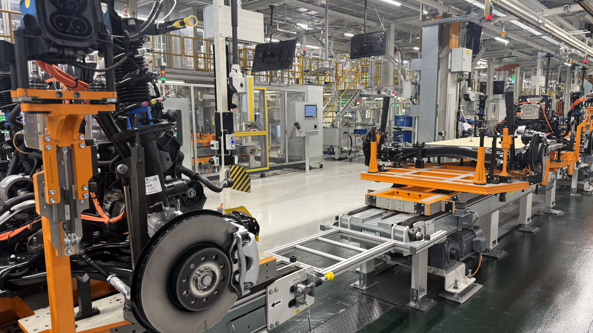 DalmauParera's tweet photo. Hoy se inaugura en Martorell la línea de producción del Cupra Raval y el Volkswagen ID.Polo, los primeros modelos 100% eléctricos del Grupo Volkswagen en España. Se harán 1.200 diarios. Sobre la misma plataforma, en Navarra se fabricarán el Skoda Epiq y el Volkswagen ID.Cross. https://t.co/XXqjvet9dE