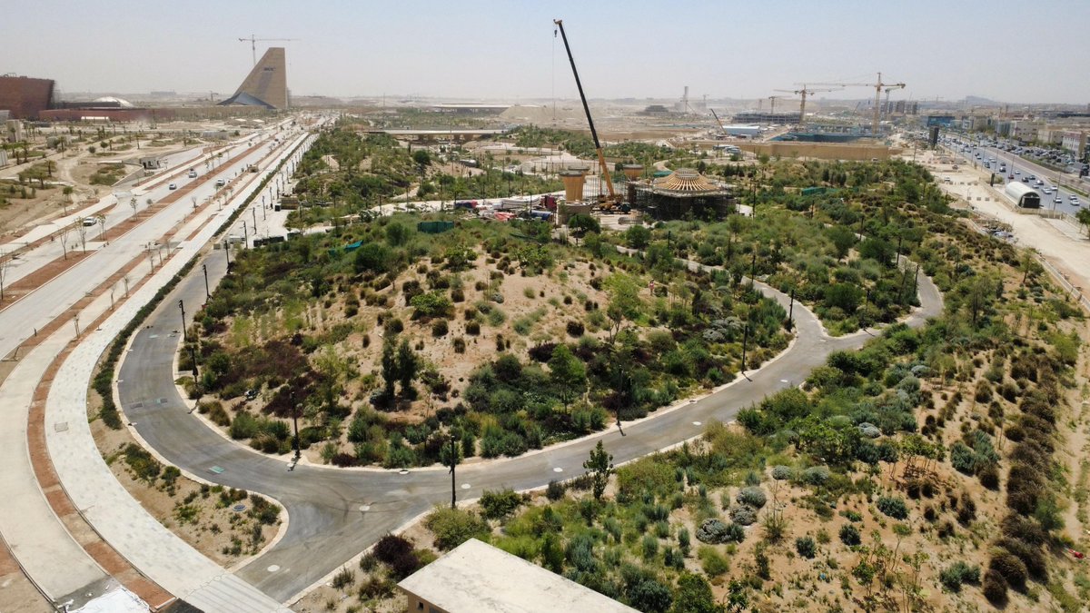 nlrss_'s tweet photo. جانب من أعمال بناء المرافق وتكثيف التشجر في أكبر حديقة مدن في العالم #حديقة_الملك_سلمان 🌳🌱

🔸تضم أكثر من 700 نوع من الأشجار
🔸تخصيص 30% أو أقل من المساحة للمباني
🔸أصول مائية فريدة كالشلال والمسطحات المائية

(1/2) https://t.co/dxbEqXOd9u
