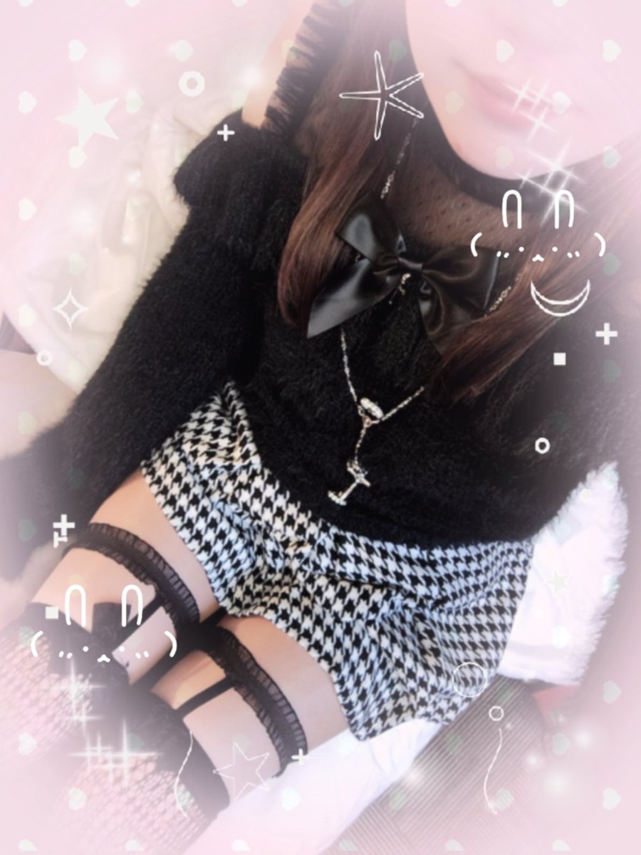 aimero_pink's tweet photo. ガーター付きニーハイかわよ😍
そういえば…GWの時は寒かったからニット着てたんだよね:;((•﹏•๑)));: https://t.co/JsP2KVf0qi