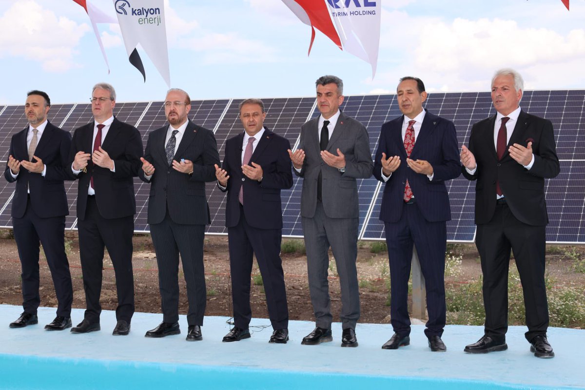 milhamigunbegi's tweet photo. “Yenilenebilir enerji stratejimizin hedefi dışa bağımlılığı sıfırlamaktır.”

Cumhurbaşkanımız Sayın @RTErdogan'ın canlı bağlantı teşrifleriyle gerçekleştirilen Yenilenebilir Enerji Yatırımları Toplu Açılış Töreni'ne Enerji ve Tabii Kaynaklar Bakan Yardımcısı Sayın Nevzat Şatıroğlu,Valimiz @hasansildak, MHP İl Başkanı @mgmahmutgunes ve İl Protokolümüzle katıldık.

Cumhurbaşkanımız Sayın Recep Tayyip Erdoğan liderliğinde, Türkiye Yüzyılı’nı enerjinin de yüzyılı yapacak adımları kararlılıkla atıyoruz! 

@Akparti @abuyukgumus @aBayraktar1 @hakanaksu058 @farukaytek