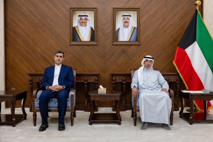 WatanNews's tweet photo. عاجل - #الكويت تطلب مغادرة دبلوماسيين إيرانيين خلال 24 ساعة

- #الخارجية سلمت السفير الإيراني مذكرة احتجاج رسمية بشأن الاعتداءات المستمرة 

- قرار بتخفيض أعضاء السفارة الإيرانية لدى البلاد

https://t.co/vccMKMHBdn https://t.co/E7fXZLPbeH