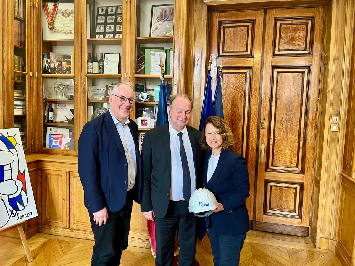 Mairie9Paris's tweet photo. Ce matin, la maire @dburkli et son adjoint @JP_Plagnard ont rencontré la @ff_bat_idf pour  échanger sur les enjeux du secteur, les conditions de travail des artisans à Paris et l’attractivité des métiers du bâtiment auprès des jeunes générations. https://t.co/0RfcN5Vpqx