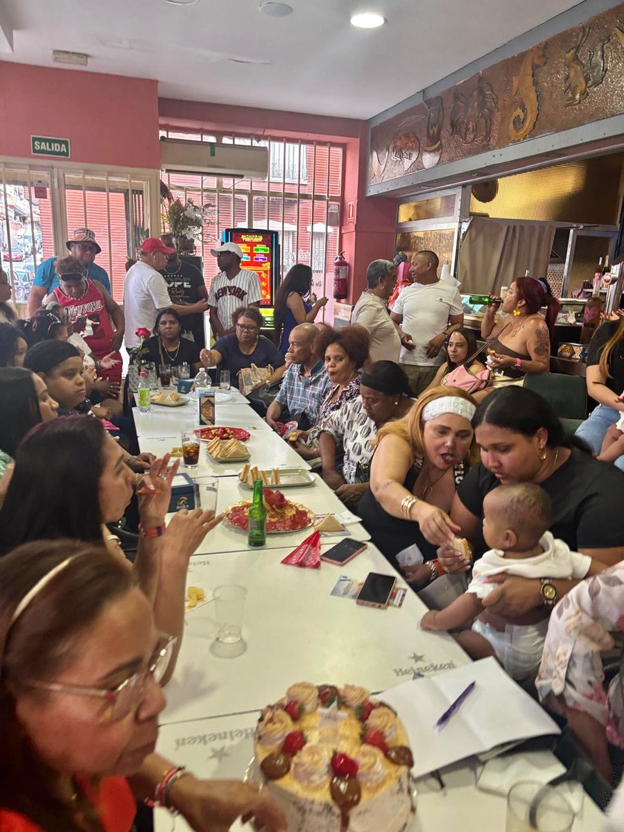 miprd's tweet photo. La seccional del PRD en Madrid, España, celebró el Día de las Madres Dominicanas junto a mujeres representantes de los 21 distritos de la capital española.

#PRD #Madrid #España https://t.co/99ya1IuvW5