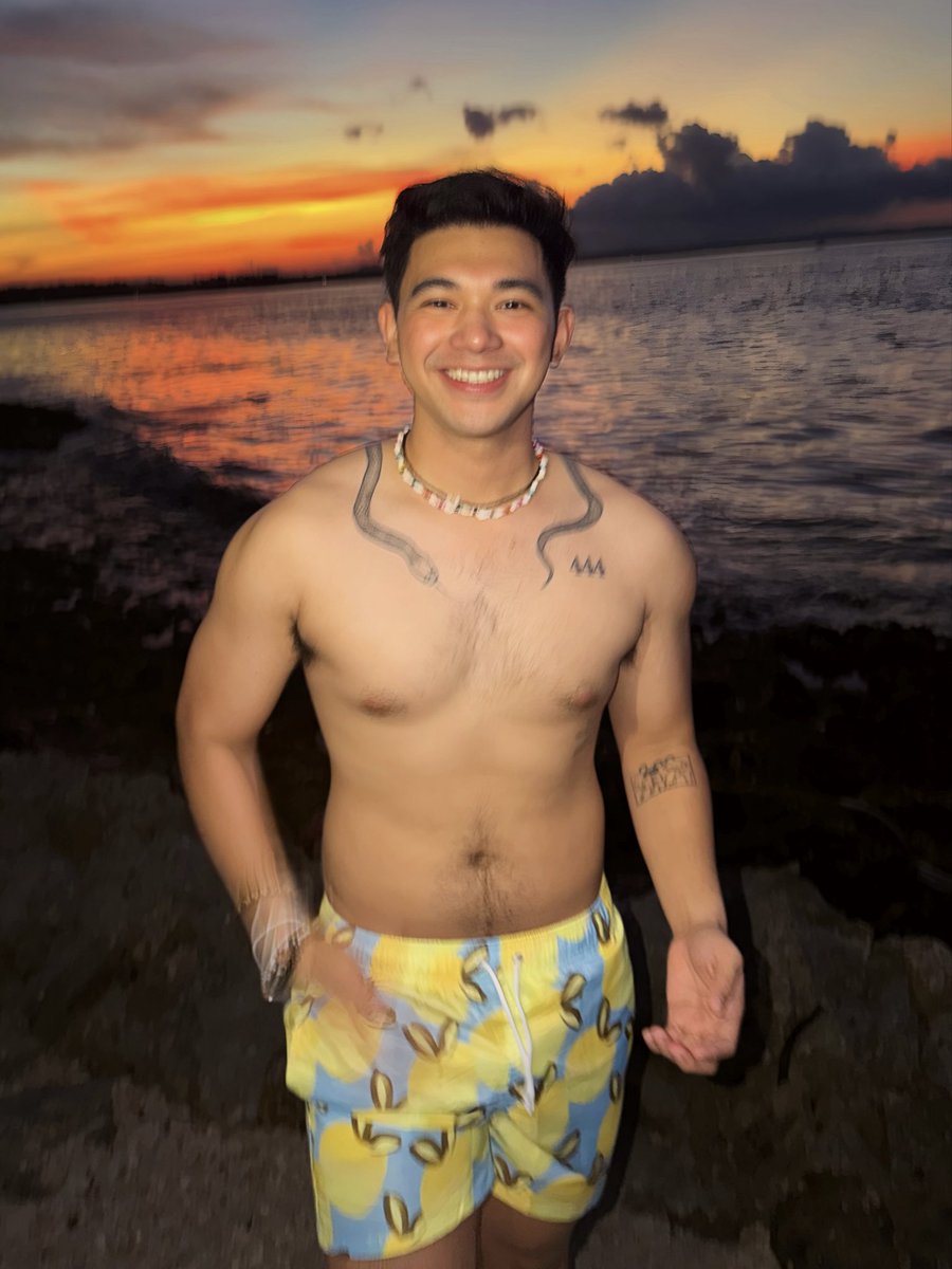 itsmattsanchez's tweet photo. smiley kasi pogi nag pic hahha https://t.co/k9SkzFtmjV