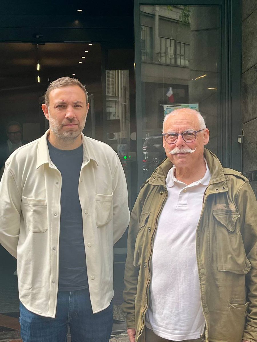 Portes_Thomas's tweet photo. Ce matin j'étais aux côtés du défenseur syndical de Sarah, salariée 2theloo jetée comme un kleenex après 10 ans de services de nettoyage dans la gare Montparnasse.

Licenciée pour "faute grave" après avoir supposément pris 1€ de pourboire proposé par un client, elle s'est retrouvée du jour au lendemain avec 2 enfants, sans emploi et sans ses droits au chômage faute de justificatif. Sarah doit être indemnisée pour ce traitement indigne.

L'entreprise publique SNCF doit arrêter son contrat de sous-traitance avec cette société néerlandaise connue pour ses multiples abus des droits des travailleurs, le non-paiement des heures supplémentaires, la surveillance continue des salariés et les licenciements abusifs.