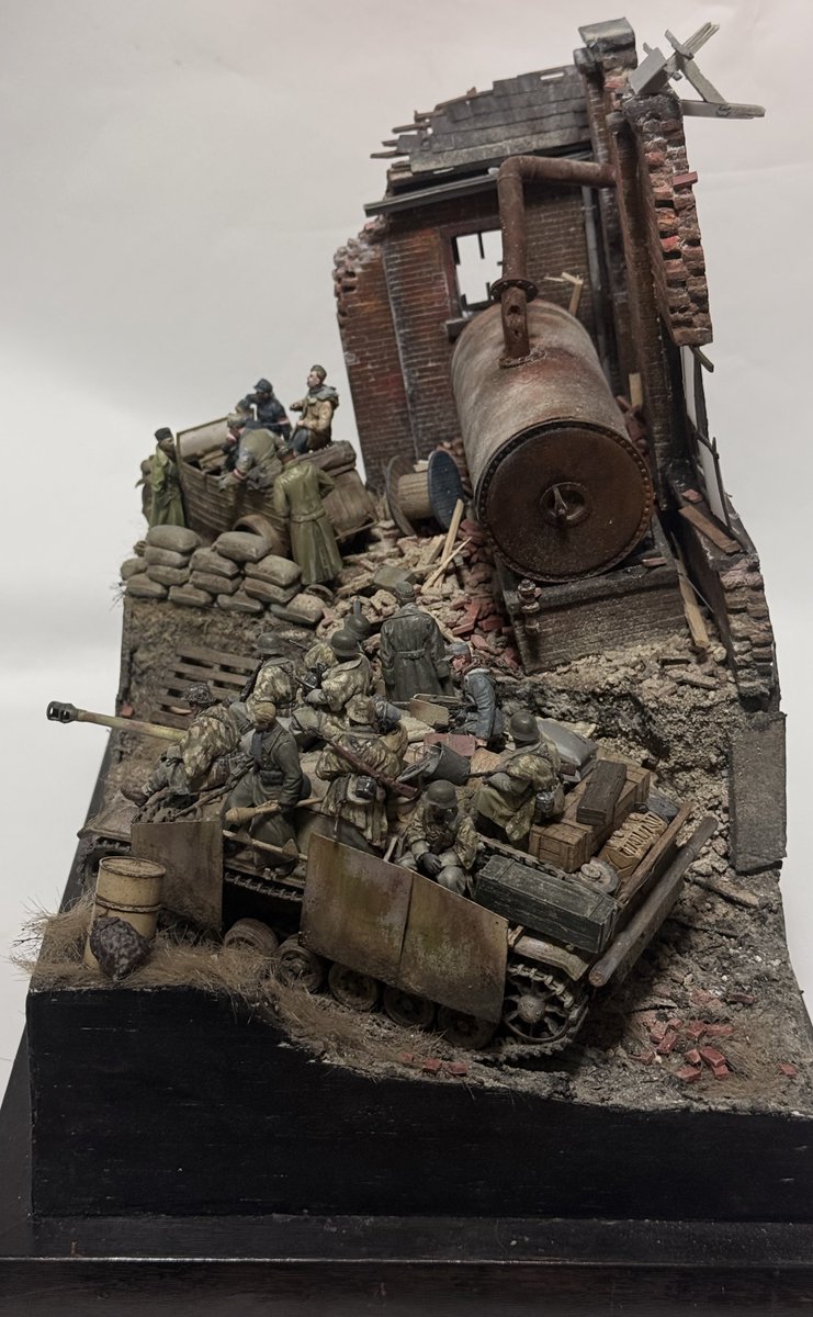 kanton_367's tweet photo. 廃墟の蒸気ボイラーとⅢ号突撃砲G型の続き
#BorderModel #ボーダーモデル
#miniart #ミニアート #RoyalModel https://t.co/40kBdiujAg