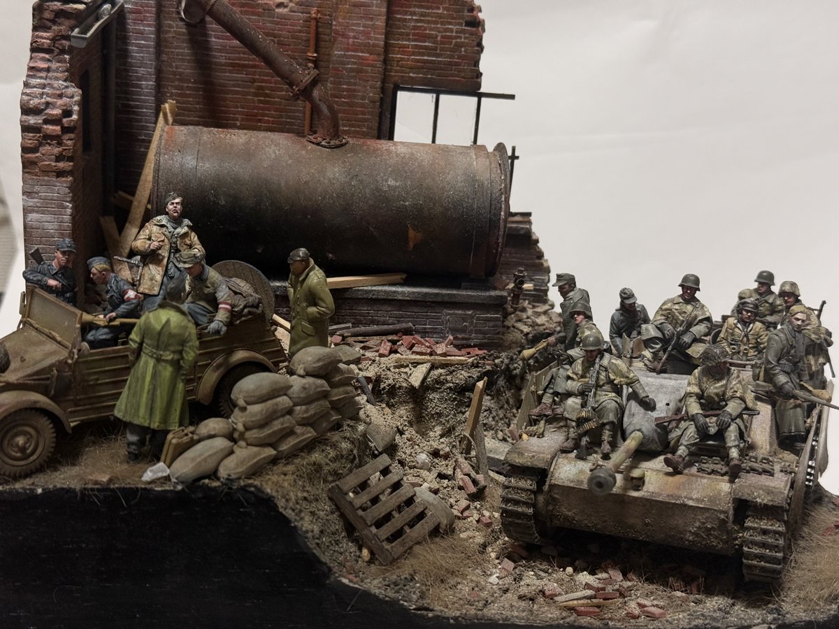 kanton_367's tweet photo. 廃墟の蒸気ボイラーとⅢ号突撃砲G型の続き
#BorderModel #ボーダーモデル
#miniart #ミニアート #RoyalModel https://t.co/40kBdiujAg