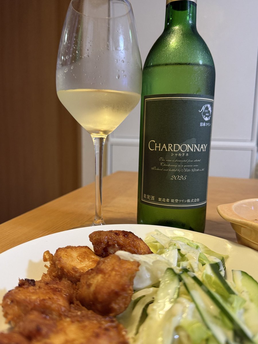 CCCalorina's tweet photo. 飲んで応援♪能登ワイン株式会社ってあるんだ！先日、七尾市でゲットした能登産のシャルドネ。なんて優しい味わい… 青リンゴ感じます。夏に合うやつ🏖️今日はアスパラじゃなくて、鶏胸肉の唐揚げと合わせました。ウマウマ😍 https://t.co/CPRyxvgzSf