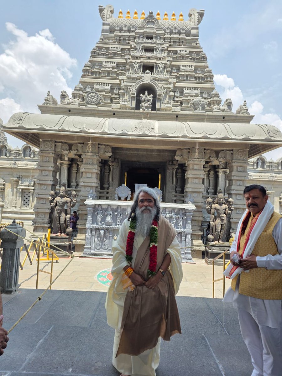 RJMediaGroups's tweet photo. 3 जून 2026 को,  महर्षि मधुसूदन स्वामी जी ने  यादगिरिगुट्टा स्थित भगवान नरसिंह स्वामी मंदिर में दर्शन किये उनके साथ उत्तर प्रदेश के अतिरिक्त मुख्य सचिव श्री एल. वेंकटेश्वरलू  भी थे, महर्षि ने गर्भगृह के भीतर कुछ समय तक आध्यात्मिक प्रार्थना और ध्यान किया। https://t.co/zNMMhnuqwa